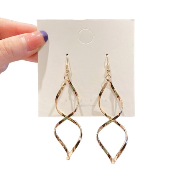 Elegant Twist Earrings - Picture 2 of 2